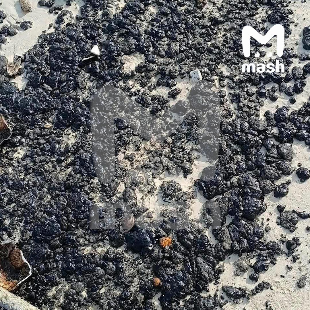 Сгустки мазута прибило к курортным точкам Пхукета — после крушения контейнеровоза Sealloyd Arc нефтепродукты лежат на самых популярных пляжах острова