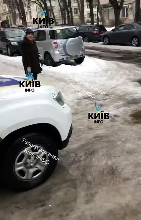 Погрузка в Киеве людоловами очередного "добровольца" для отправки на мясо