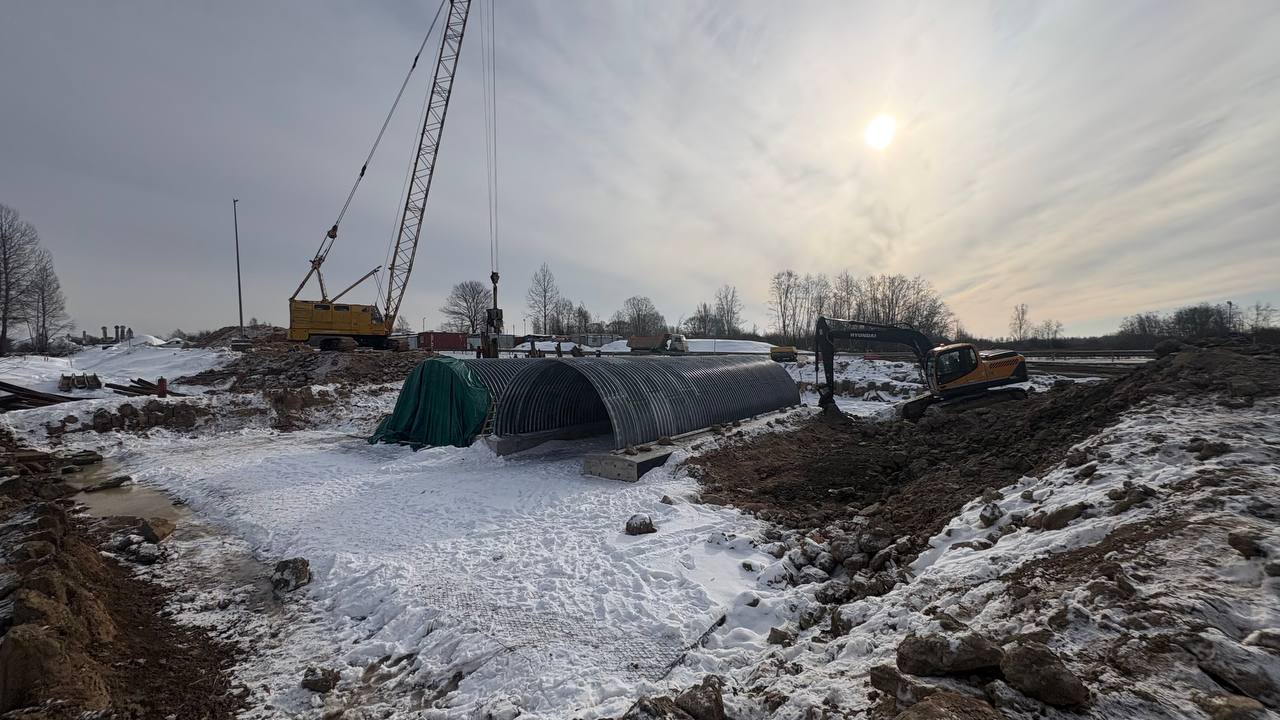 В Псковском округе продолжается капитальный ремонт моста через реку Олешенка