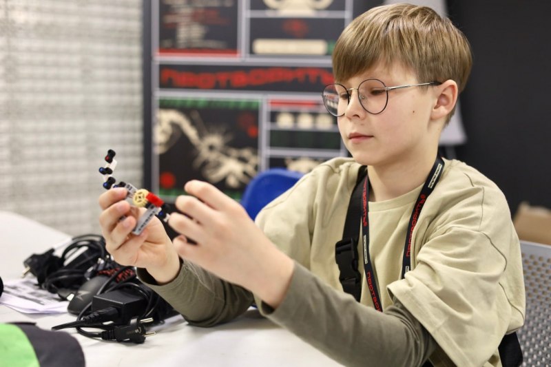 33 команды школьников соревнуются в хакатоне «Протворить: испытай робота» 33 команды школьников соревнуются в хакатоне «Протворить: испытай робота»