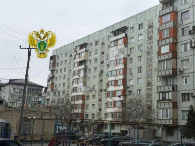 Тринадцатилетний мальчик погиб, выпав из окна многоэтажки в Махачкале, сообщили ТАСС в детской республиканской клинической больнице имени Кураева