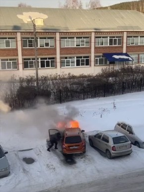 В Башкирии прохожий спас водителя из горящей машины до приезда пожарных