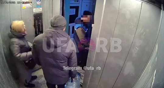 Жителя Уфы едва не раздавило лифтом, когда он начал заходить в кабину и она резко поехала вверх