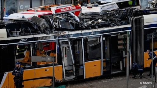 Трамвай сошел с рельсов и въехал в здание в Милане