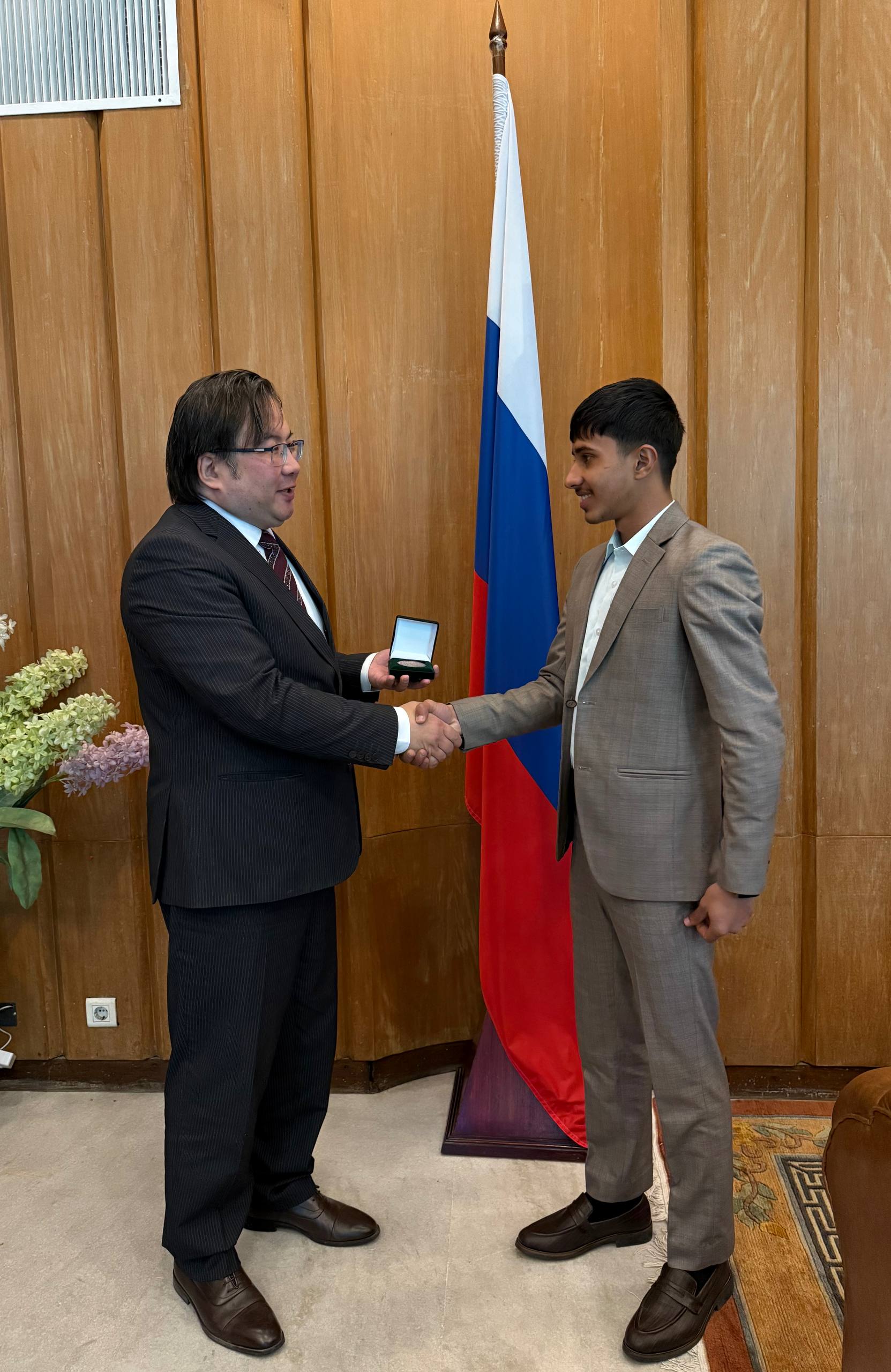 В Посольстве состоялась торжественная церемония награждения непальского школьника А.Пангени, занявшего III место в номинации «Лучший плакат в рамках Международного молодежного конкурса социальной антикоррупционной рекламы... В Посольстве состоялась торжественная церемония награждения непальского школьника А.Пангени, занявшего III место в номинации «Лучший плакат в рамках Международного молодежного конкурса социальной антикоррупционной рекламы...