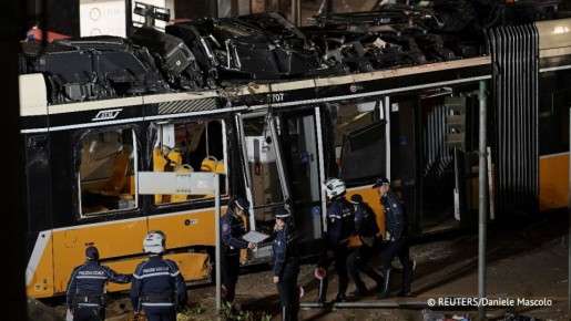 Два человека погибли и не менее 40 пострадали в результате схода с рельсов трамвая в Милане