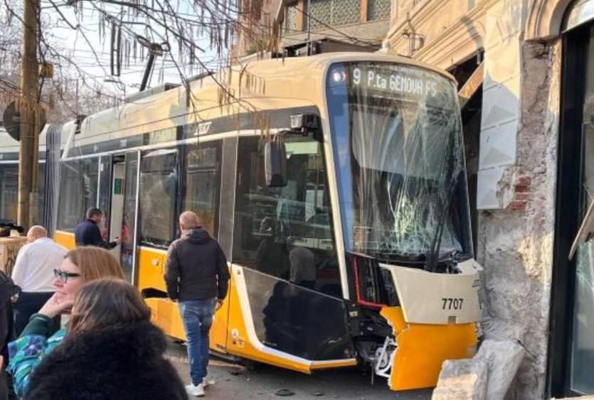 Трамвай сошел с рельсов и въехал в здание в Милане Трамвай сошел с рельсов и въехал в здание в Милане