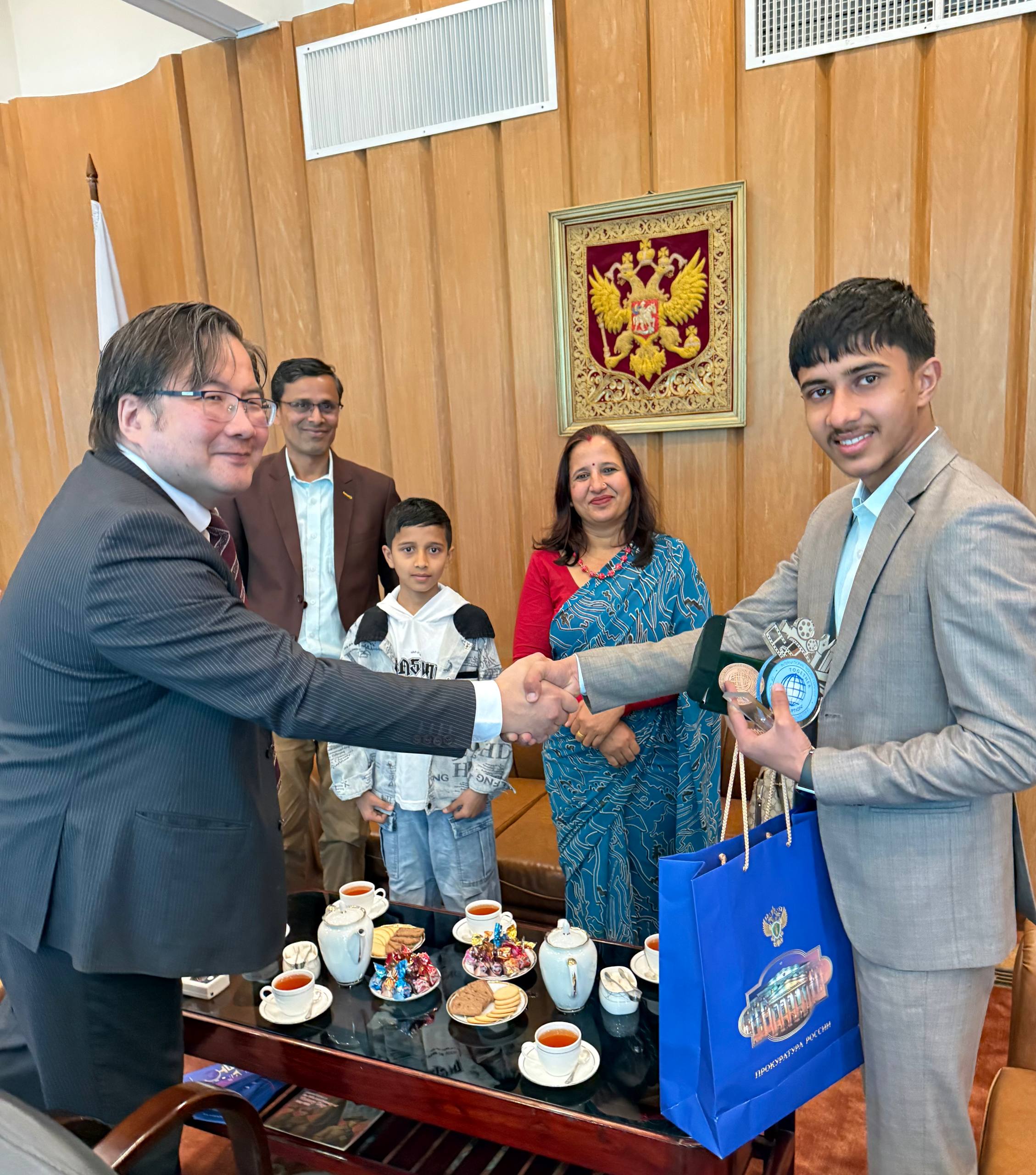 В Посольстве состоялась торжественная церемония награждения непальского школьника А.Пангени, занявшего III место в номинации «Лучший плакат в рамках Международного молодежного конкурса социальной антикоррупционной рекламы... В Посольстве состоялась торжественная церемония награждения непальского школьника А.Пангени, занявшего III место в номинации «Лучший плакат в рамках Международного молодежного конкурса социальной антикоррупционной рекламы...