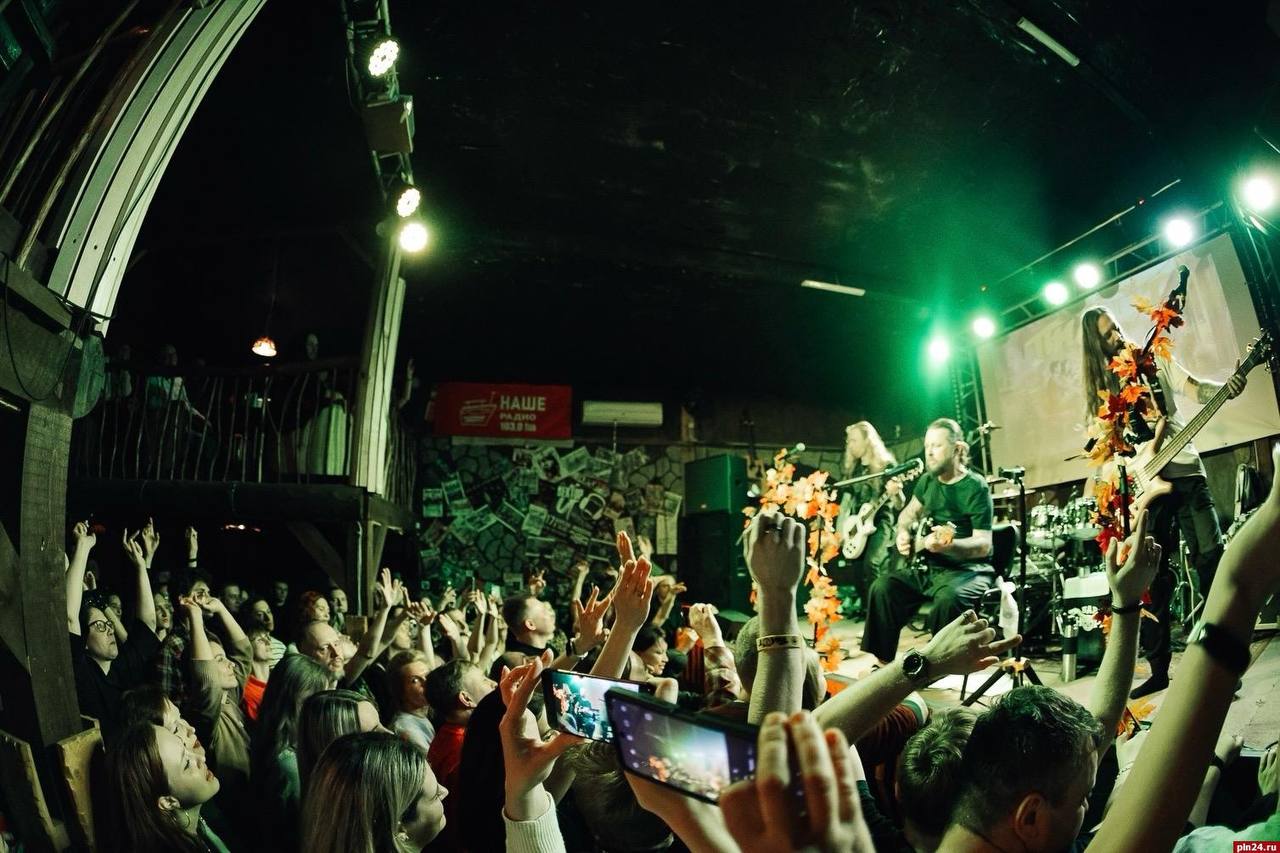 В Пскове состоялся концерт группы «ПилОт» в честь 15летия альбома «Осень» В Пскове состоялся концерт группы «ПилОт» в честь 15летия альбома «Осень»