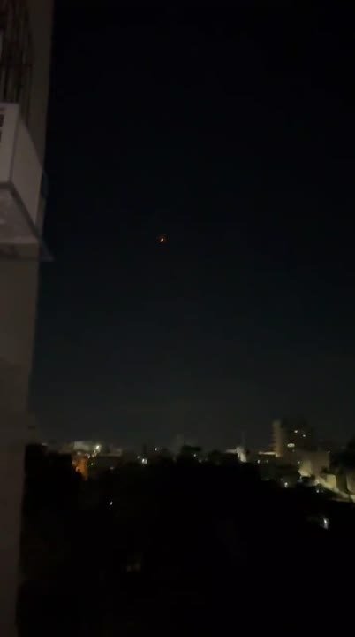 Видео новой атаки на Тель-Авив на кадрах как минимум 1 попадание по Тель-Авиву засветилось