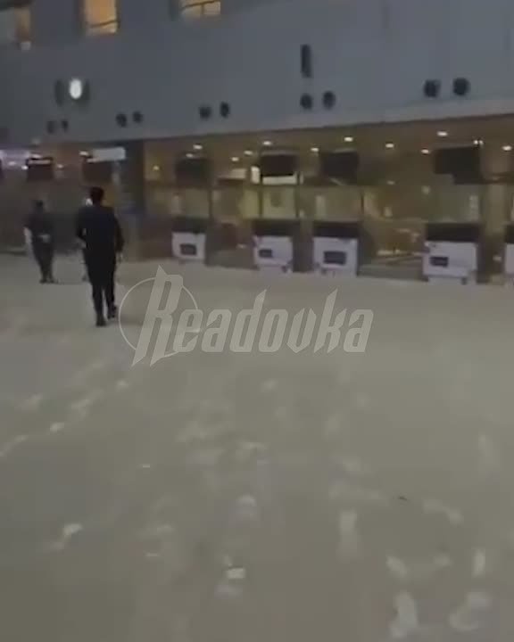 Очевидцы публикуют новые кадры прилета иранского беспилотника по международному аэропорту Кувейта