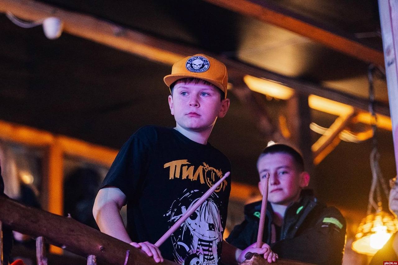 В Пскове состоялся концерт группы «ПилОт» в честь 15летия альбома «Осень» В Пскове состоялся концерт группы «ПилОт» в честь 15летия альбома «Осень»