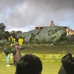 Военный самолёт, набитый деньгами, рухнул в Боливии: начался настоящий хаос