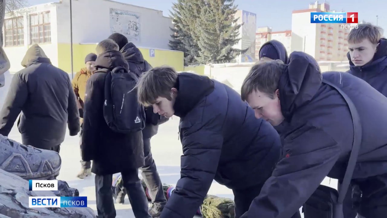 Студенты псковских техникумов и колледжей почтили память героев 6-й роты Студенты псковских техникумов и колледжей почтили память героев 6-й роты