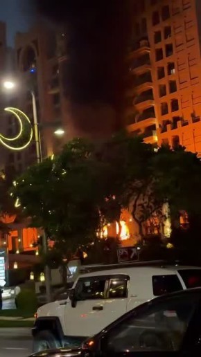Пожар начался в здании отеля в районе Palm Jumeirah в Дубае после падения ракеты
