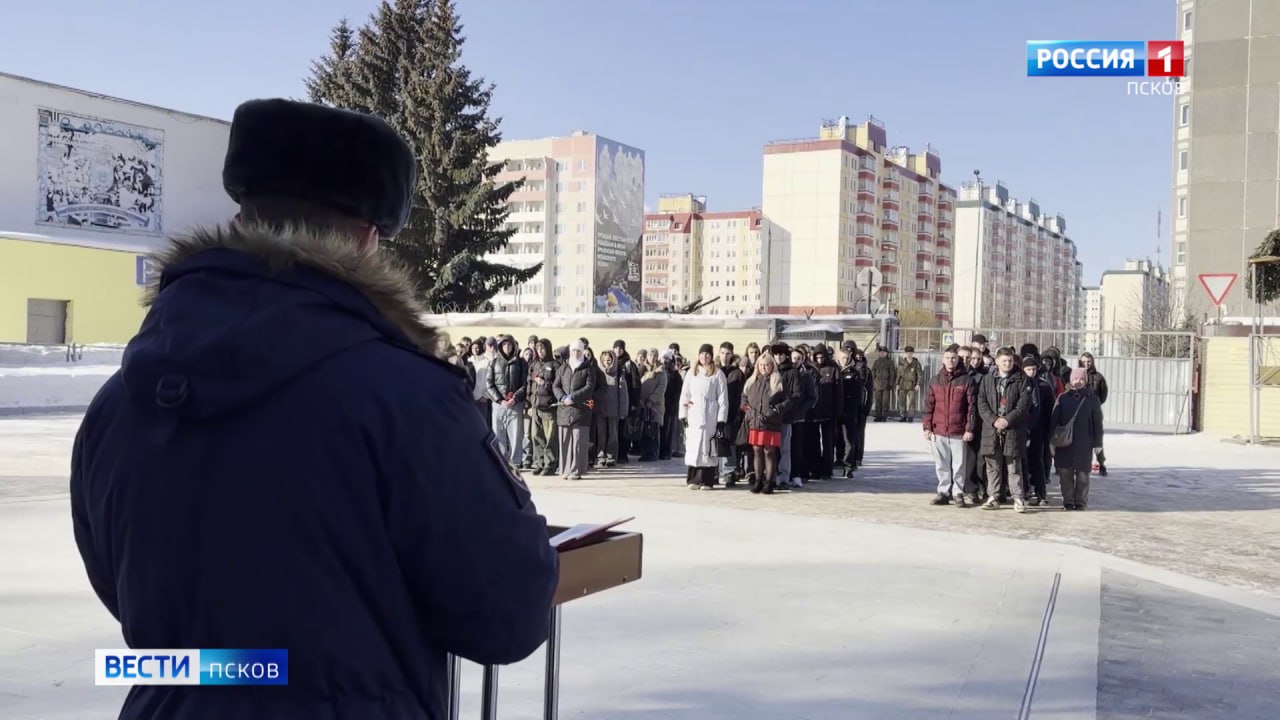 Студенты псковских техникумов и колледжей почтили память героев 6-й роты Студенты псковских техникумов и колледжей почтили память героев 6-й роты