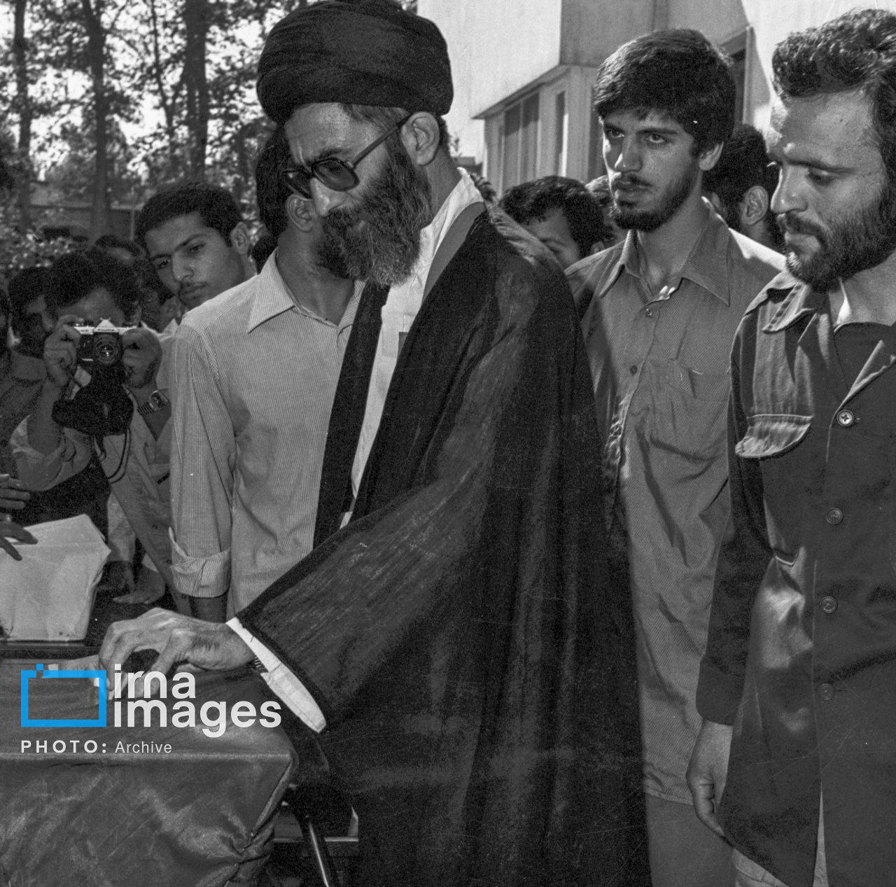 Аятолла Хаменеи в 1979-1981 годах Аятолла Хаменеи в 1979-1981 годах