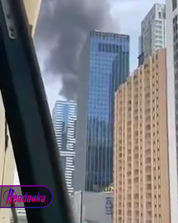 Пожар начался в торговом центре в Шардже в ОАЭ — под завалами могут находиться люди