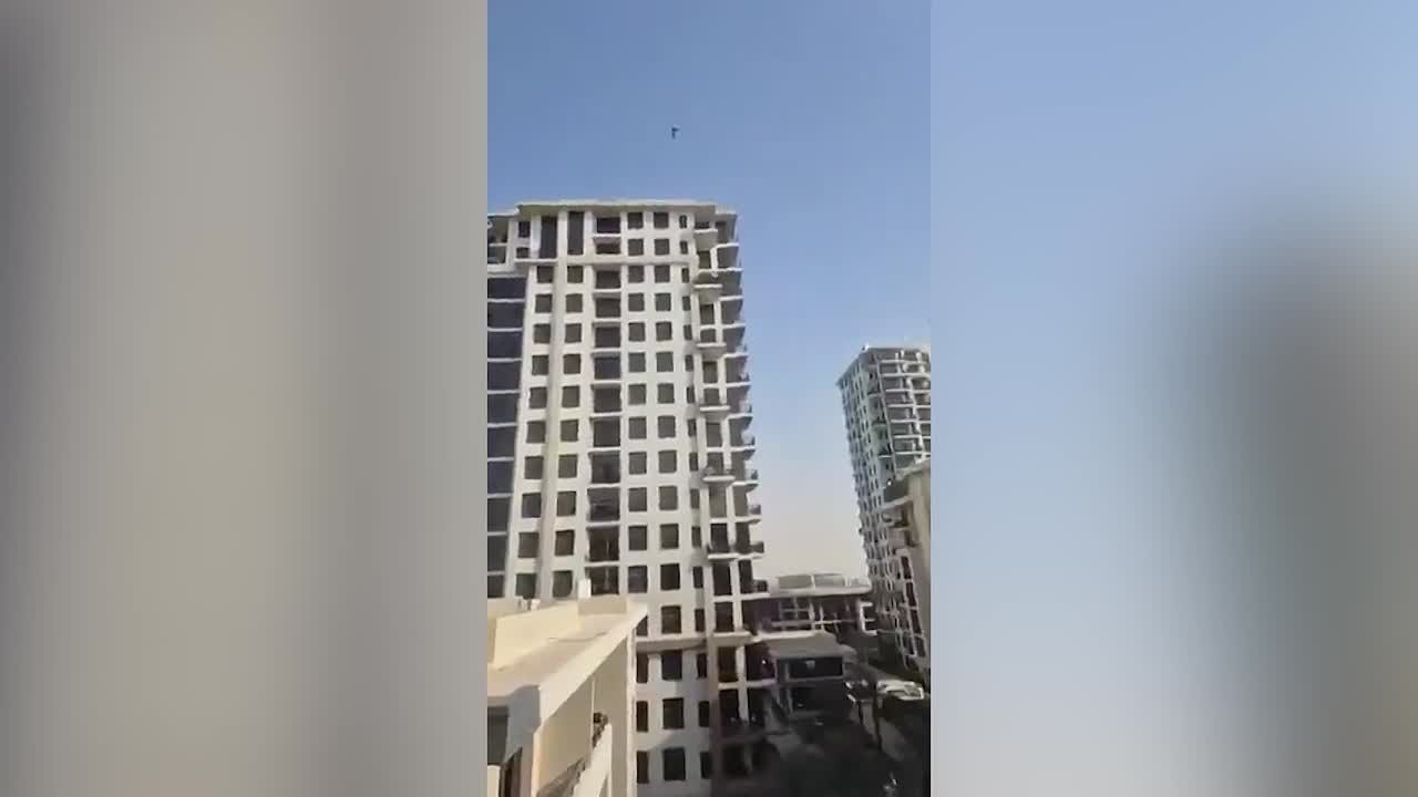 Жилой небоскреб в дубайском районе Town Square подвергся удару беспилотника, передает телеканал Al Arabiya