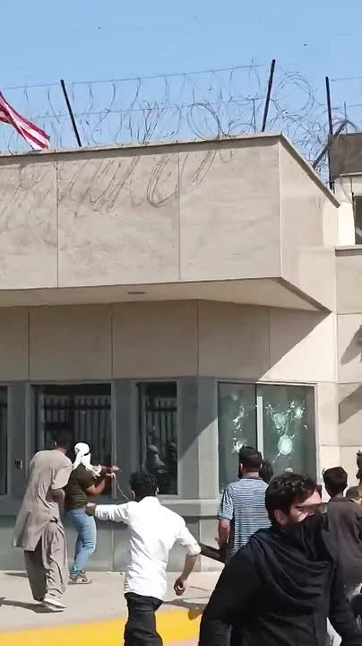 Протест в Карачи: толпа штурмует американское консульство