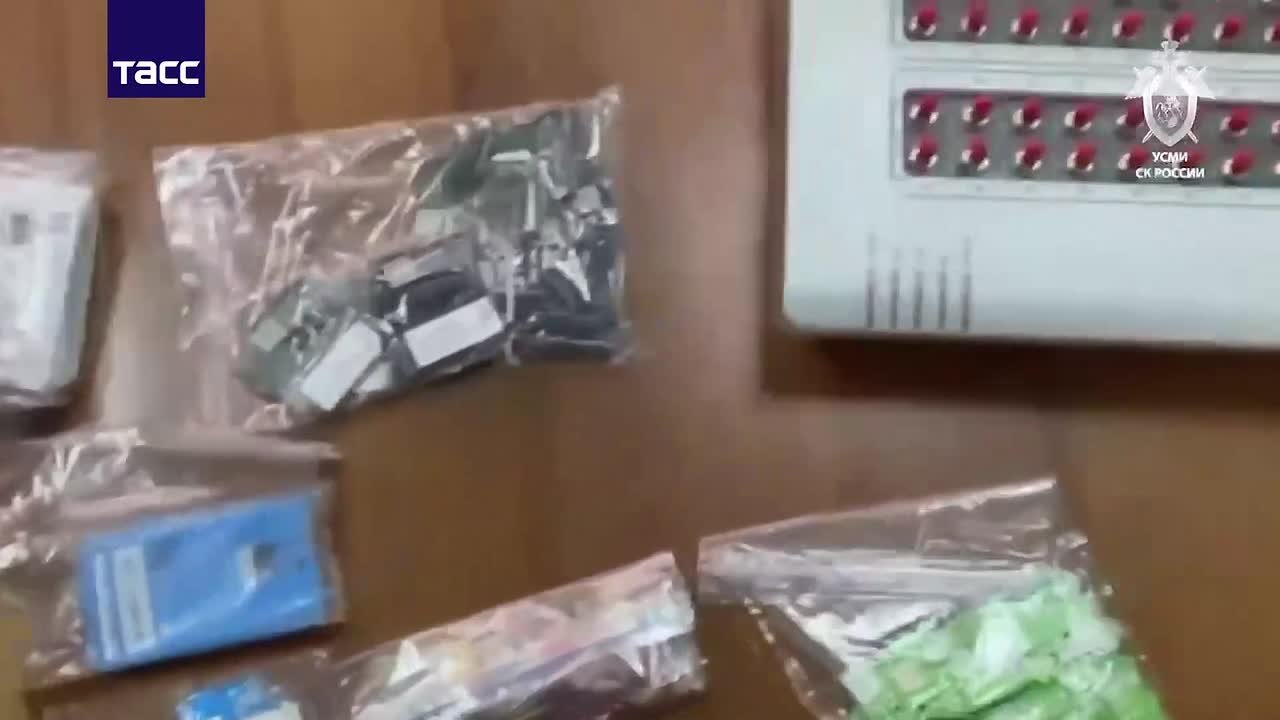 В Москве задержаны 29 администраторов, операторов, активаторов и курьеров, обеспечивавших работу сим-боксов для массовых телефонных атак на россиян, сообщили ТАСС в СК
