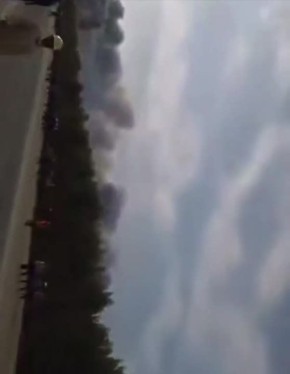 Саудовские рабочие валят с горящего НПЗ Saudi Aramco