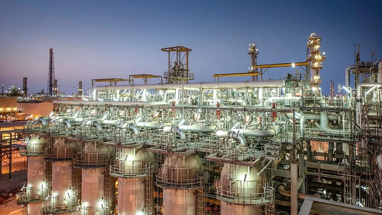 "QatarEnergy остановила производство СПГ на крупнейшем заводе Ras Laffan после атаки..."