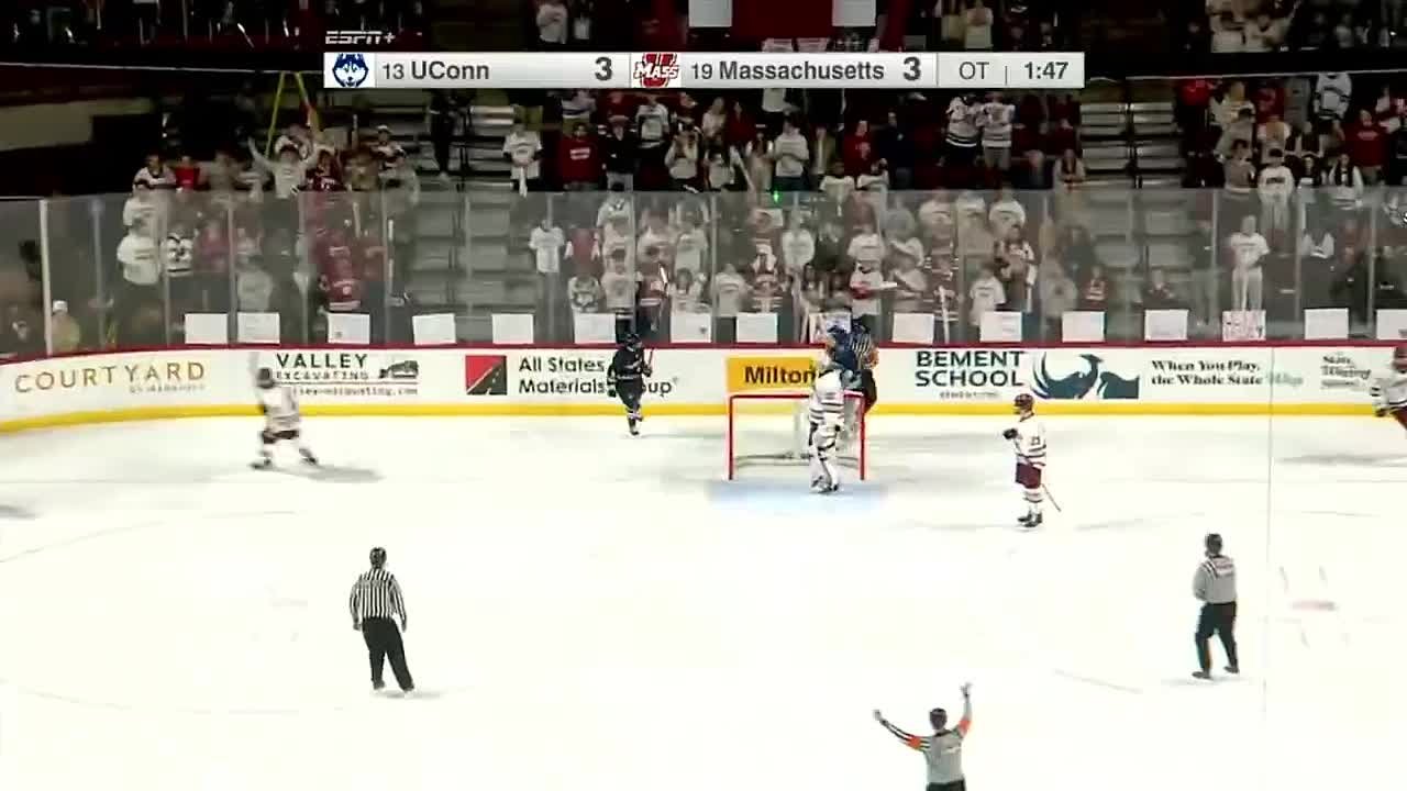 Свет на стадионе выключили в овертайме матча студенческой лиги NCAA между Массачусетсом и Коннектикутом — ровно в тот момент, когда соперник убежал два в одного