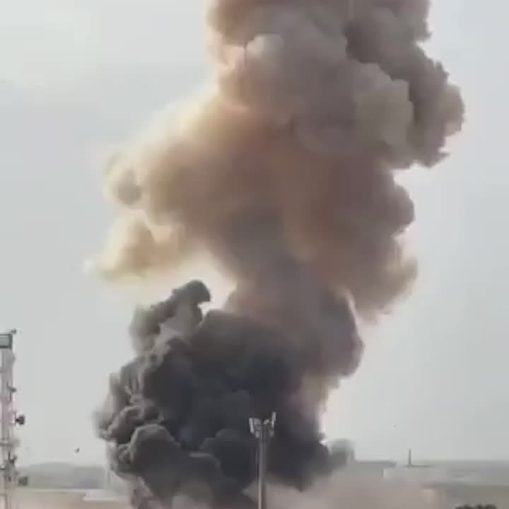 Иран нанес удары минимум по шести военным объектам США на Ближнем Востоке, пишет The New York Times