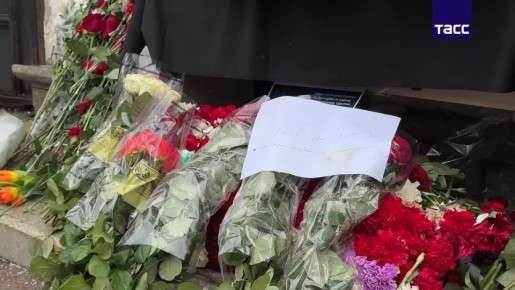 К стенам посольства Ирана в Москве продолжают приносить цветы