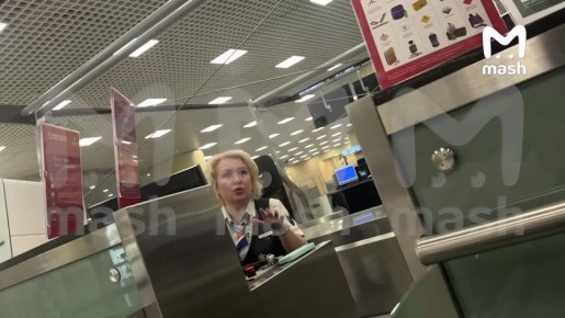 Около 700 российских туристов не могут вернуться домой третий день — авиакомпания Emirates отменила все рейсы через Дубай и отказалась продлевать им жилье