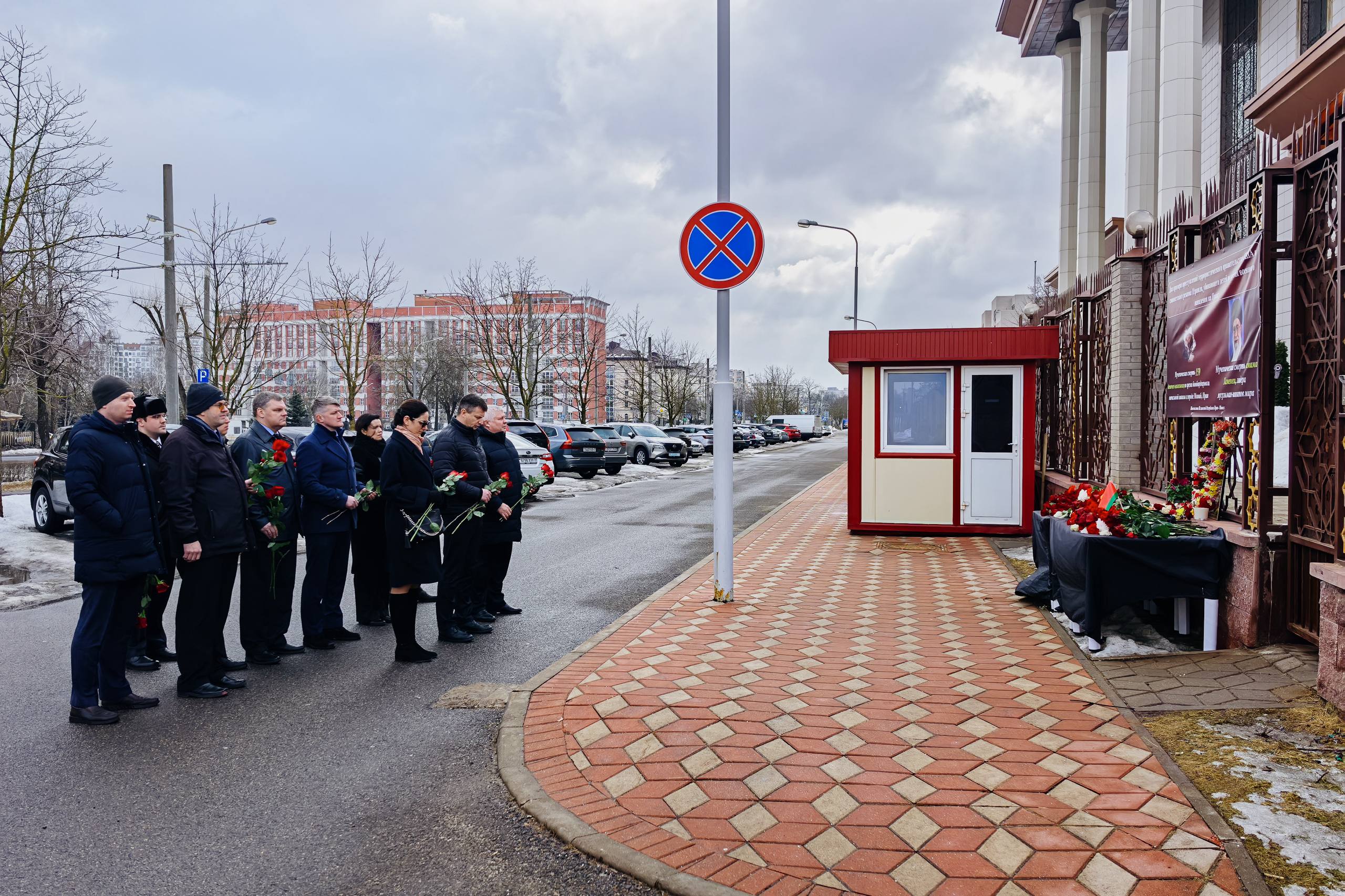 Борис Грызлов оставил запись в книге соболезнований в Посольстве Ирана Борис Грызлов оставил запись в книге соболезнований в Посольстве Ирана
