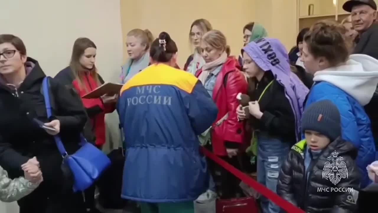 МЧС России:. Самолёт Ил-76 МЧС России вернул на Родину российских граждан Вывоз российских граждан организован по указанию Президента Российской Федерации Владимира Путина и поручению главы МЧС России Александра Куренкова