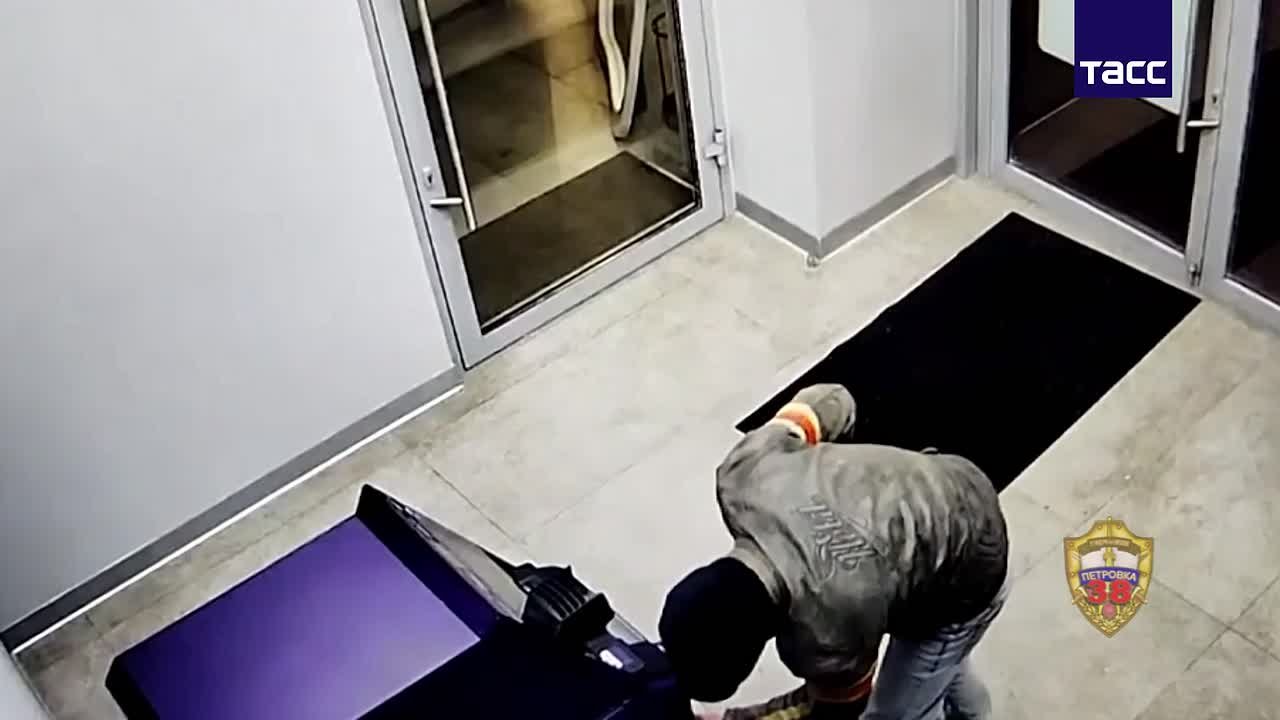В Москве задержали мигранта после попытки вскрыть банкомат ледорубом, сообщили ТАСС в столичном ГУ МВД России