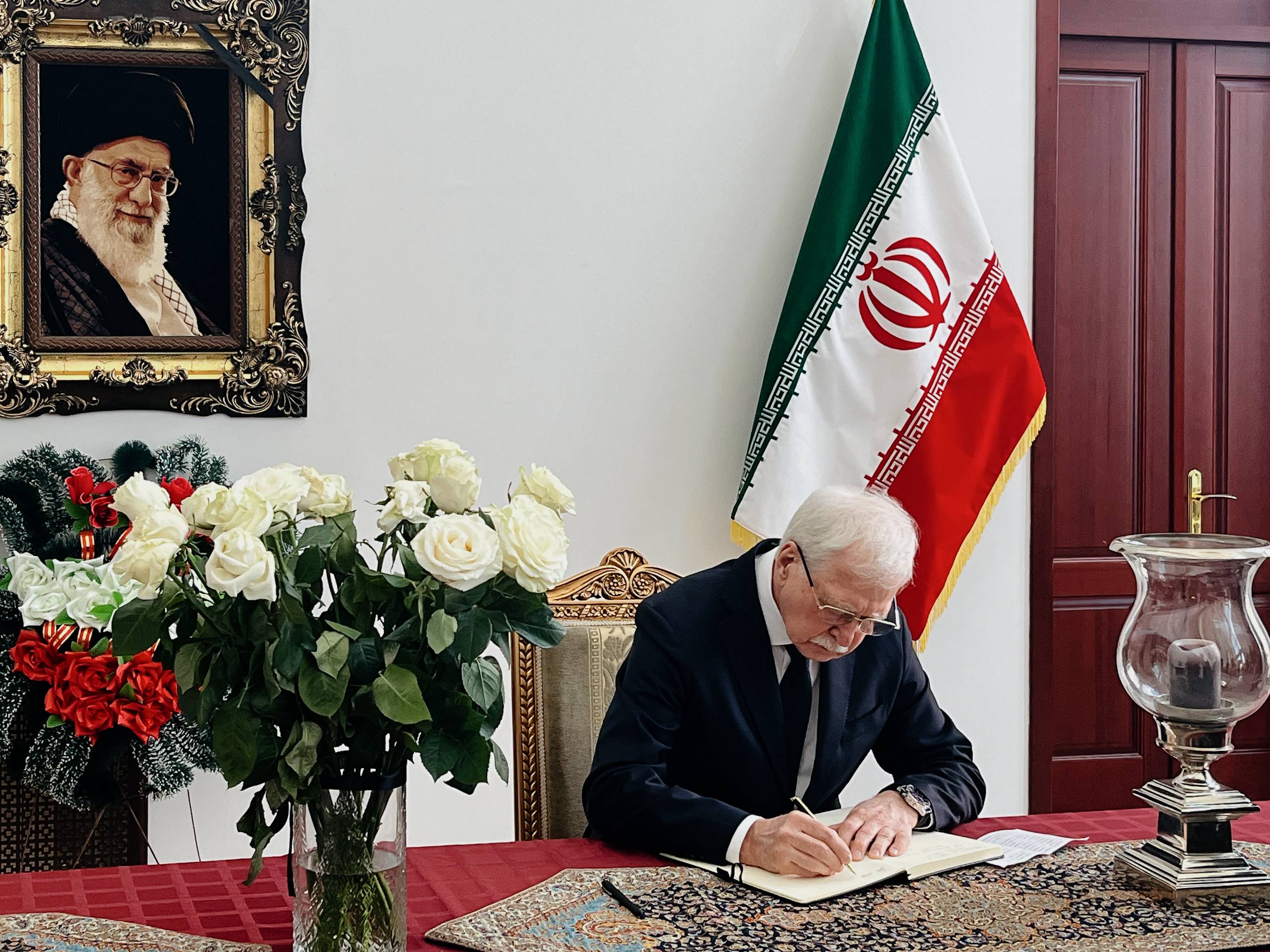 Борис Грызлов оставил запись в книге соболезнований в Посольстве Ирана