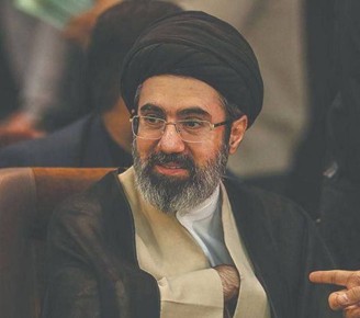 Сын погибшего Али Хаменеи является главным кандидатом на пост верховного лидера Ирана, пишет New York Times