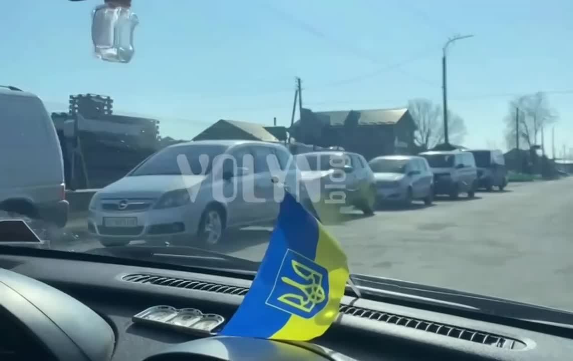 Пробки на АЗС и 132 рубля за литр 95-го: на Украине начался топливный коллапс