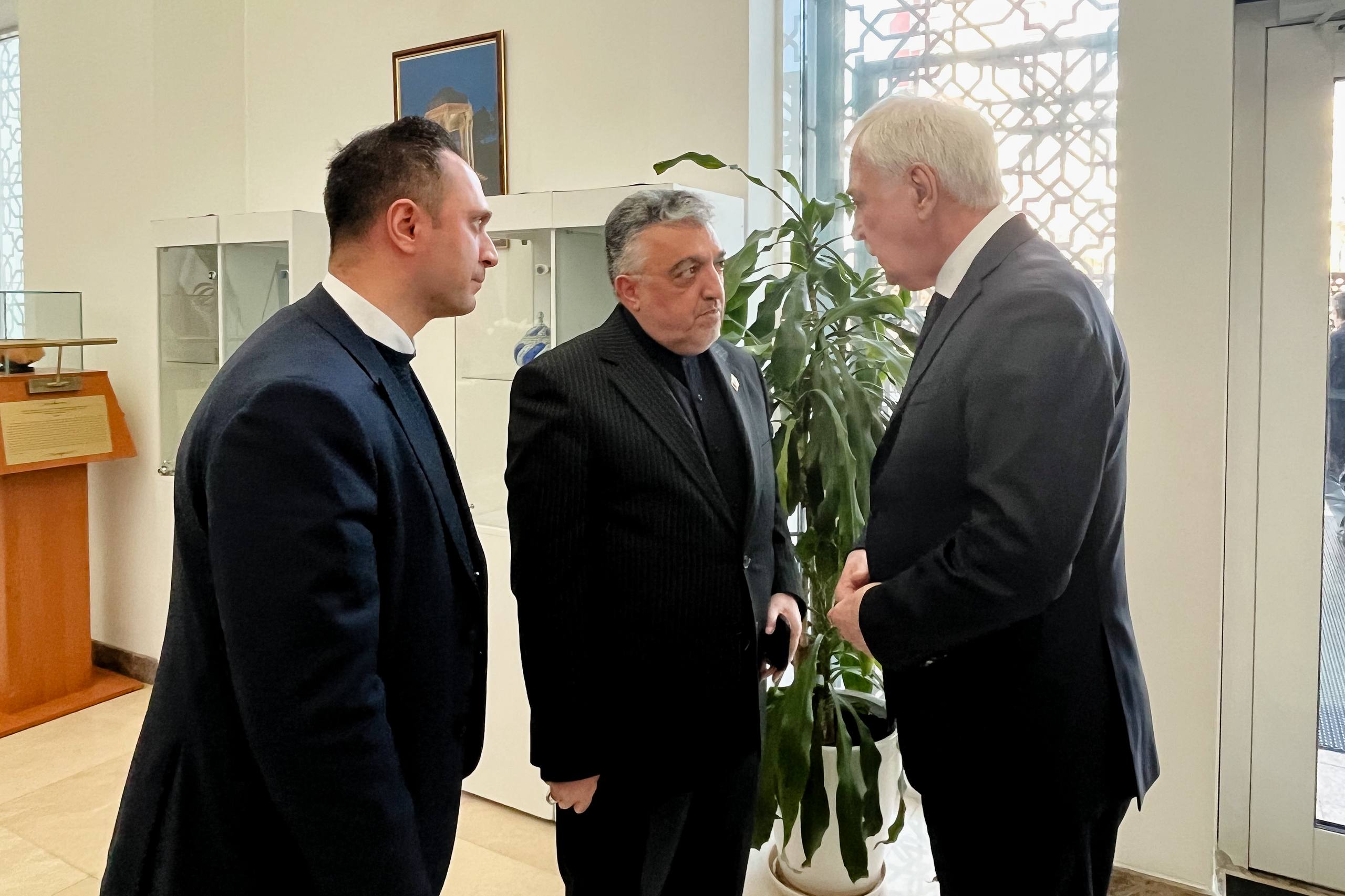 Борис Грызлов оставил запись в книге соболезнований в Посольстве Ирана Борис Грызлов оставил запись в книге соболезнований в Посольстве Ирана