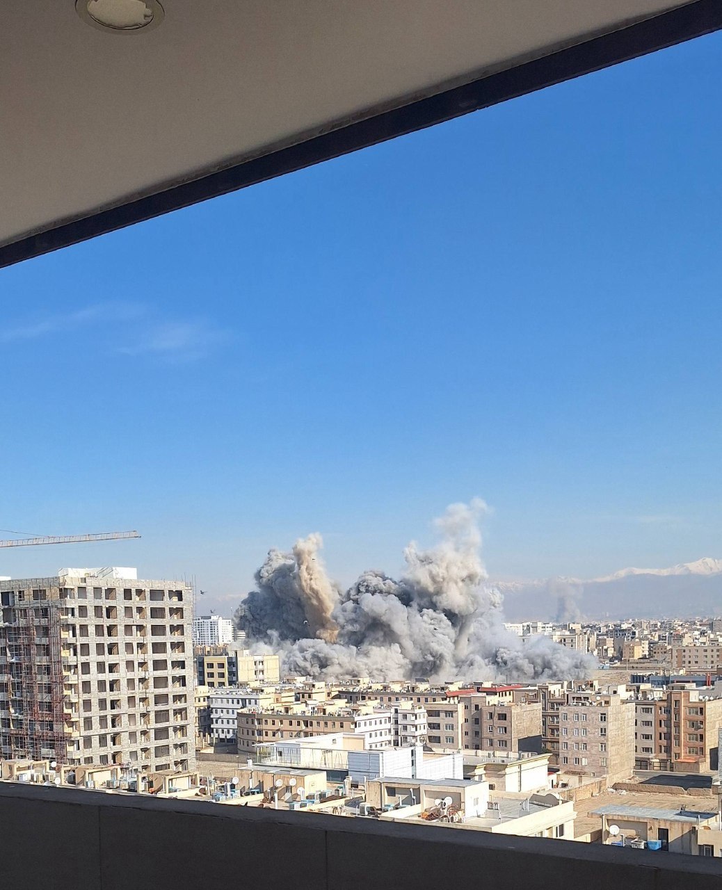 Кадры утренних ударов коалиции Эпштейна по Тегерану, а также центральным и западным районам Ирана Кадры утренних ударов коалиции Эпштейна по Тегерану, а также центральным и западным районам Ирана