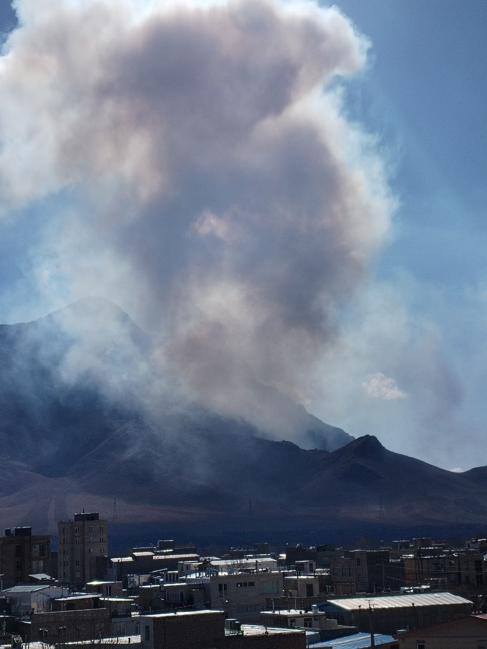 Кадры утренних ударов коалиции Эпштейна по Тегерану, а также центральным и западным районам Ирана Кадры утренних ударов коалиции Эпштейна по Тегерану, а также центральным и западным районам Ирана