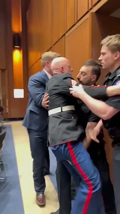 Ветеран-морпеха силой выволокли из Сената США за антивоенные слова