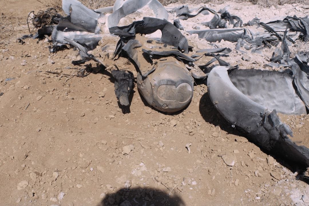 Обломки израильского разведывательного БПЛА Orbiter 4 в варианте со спутниковой системой связи Обломки израильского разведывательного БПЛА Orbiter 4 в варианте со спутниковой системой связи