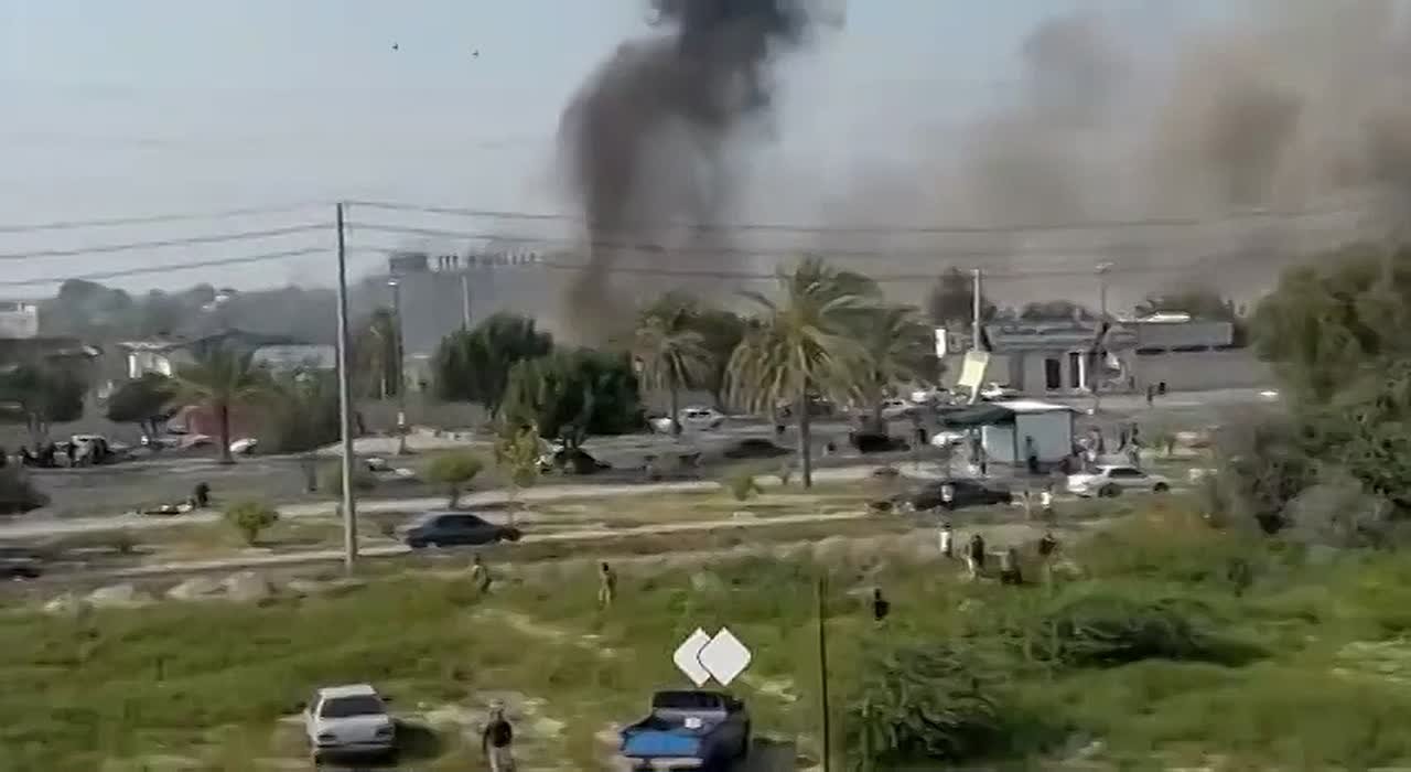 Кадры ударов США по Минабу в первый день агрессии коалиции Эпштейна против Ирана