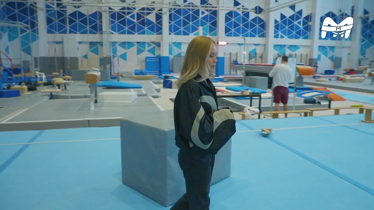 Девочки, с праздником! Поздравляем от души и желаем всего самого прекрасного