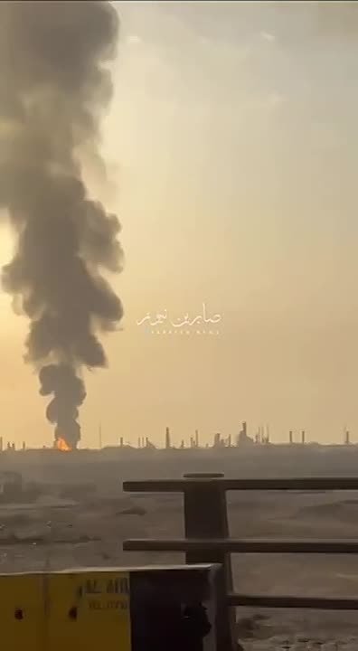 В Бахрейне после атаки со стороны Ирана вспыхнул пожар на нефтеперерабатывающем заводе компании Bapco Energies