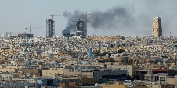 Госдеп США приказал американским дипломатам покинуть Саудовскую Аравию после атак беспилотников возле посольства в Эр-Рияде