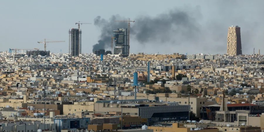 Госдеп США приказал американским дипломатам покинуть Саудовскую Аравию после атак беспилотников возле посольства в Эр-Рияде