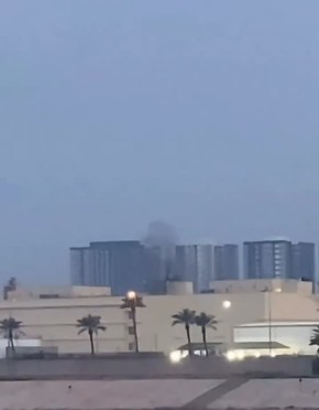 Взрыв у посольства США в Багдаде: над районом поднимается дым