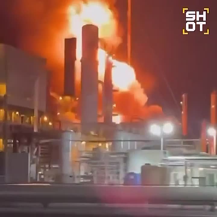 Взрыв и мощный пожар на одном из крупнейших НПЗ в Техасе