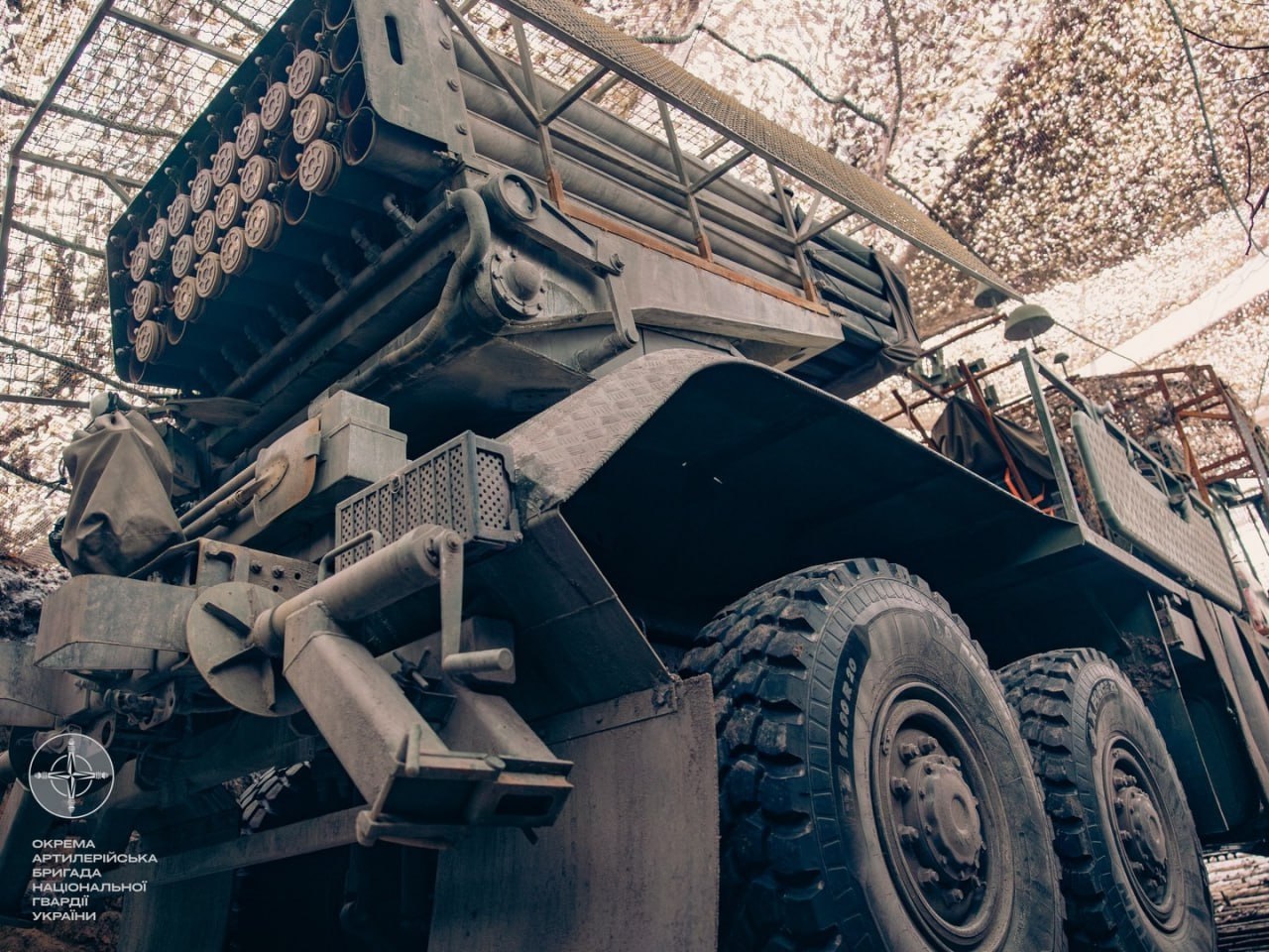 На кадрах - модернизированная 122-мм РСЗО БМ-21 «Град» на новом шасси MAN TGM 6x6 из состава 16 ОАБр НГУ На кадрах - модернизированная 122-мм РСЗО БМ-21 «Град» на новом шасси MAN TGM 6x6 из состава 16 ОАБр НГУ